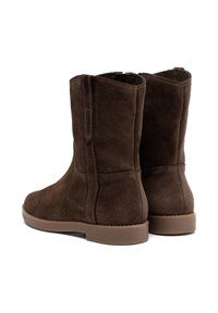 Stivaletti in suede marrone con suola in gomma piatta, dotati di zip laterale e dettagli di cucitura per un tocco in più.