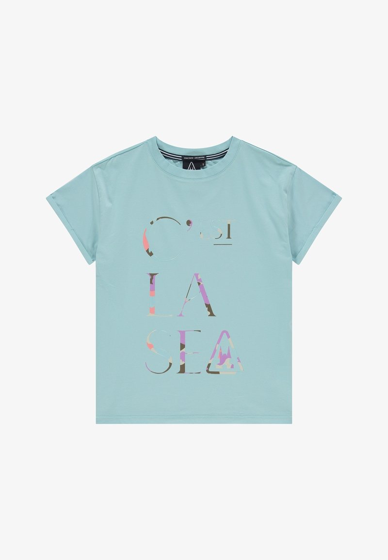 Camiseta de manga corta azul claro con letras multicolores y parcialmente camufladas que forman la frase "C'OESI LA SEA" en el frente.