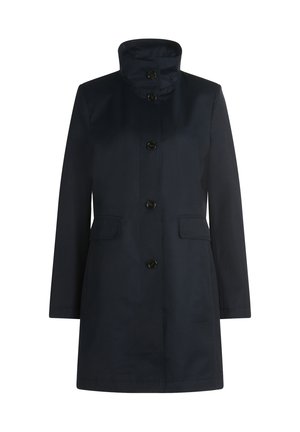 Manteau longueur genou de couleur bleu marine foncé, en tissu lisse. Col montant, six boutons et deux poches avant avec un design épuré et structuré.