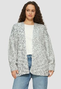 Oversized cardigan van zachte, gestructureerde brei stof met een grijs-wit gespikkeld patroon, open voorkant en lange mouwen. Gepaard met een wit T-shirt.