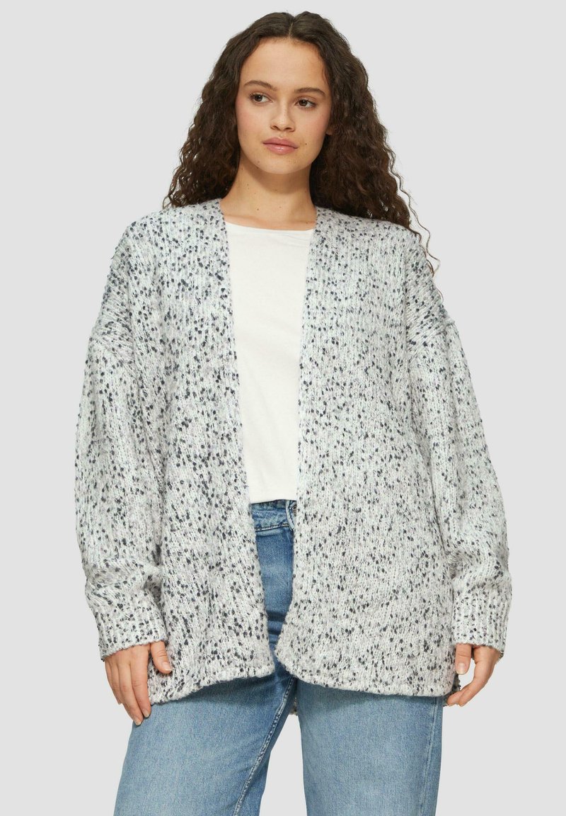 Oversized cardigan van zachte, gestructureerde brei stof met een grijs-wit gespikkeld patroon, open voorkant en lange mouwen. Gepaard met een wit T-shirt.