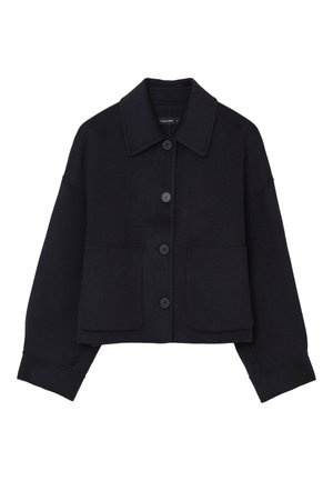 Veste courte noire en tissu doux avec un col pointu, fermeture à boutons sur le devant et deux poches à rabat à l'avant.
