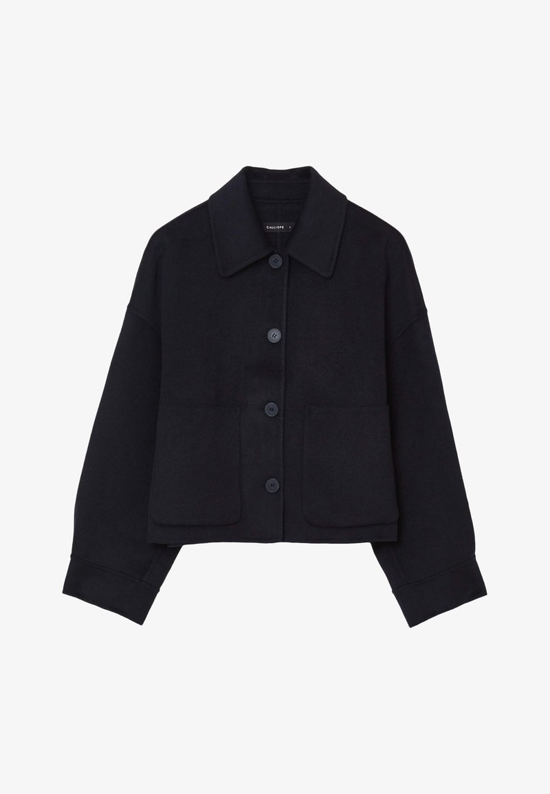Gekürzte schwarze Jacke aus weichem Stoff. Mit klassischem Kragen, Knopfverschluss und zwei vorderen Taschen für praktische Zwecke.