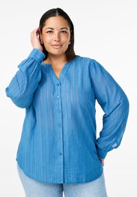 Blaue Bluse mit langen Ärmeln, V-Ausschnitt und Knopfleiste, mit strukturiertem vertikalen Streifenmuster und lockerer Passform.