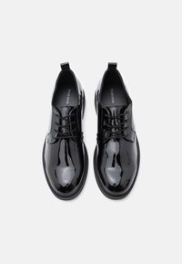 Pantofi din piele lacuită neagră, cu design clasic cu șireturi, textură netedă, vârf rotund și o mică buclă de prindere la călcâi.