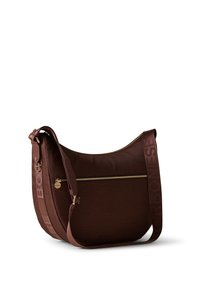 Braune Leder-Schultertasche mit strukturierter Oberfläche, goldfarbenem Reißverschluss und verstellbarem Riemen mit eingeprägtem Logo. Geschwungene Silhouette.