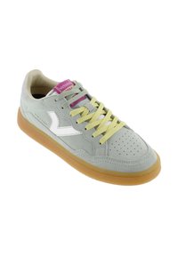 Hellgrüne Wildleder-Sneaker mit einem weißen Logo, gelben Schnürsenkeln und einer Gummisohle. Verfügt über eine perforierte Zehenpartie und einen gepolsterten Kragen.