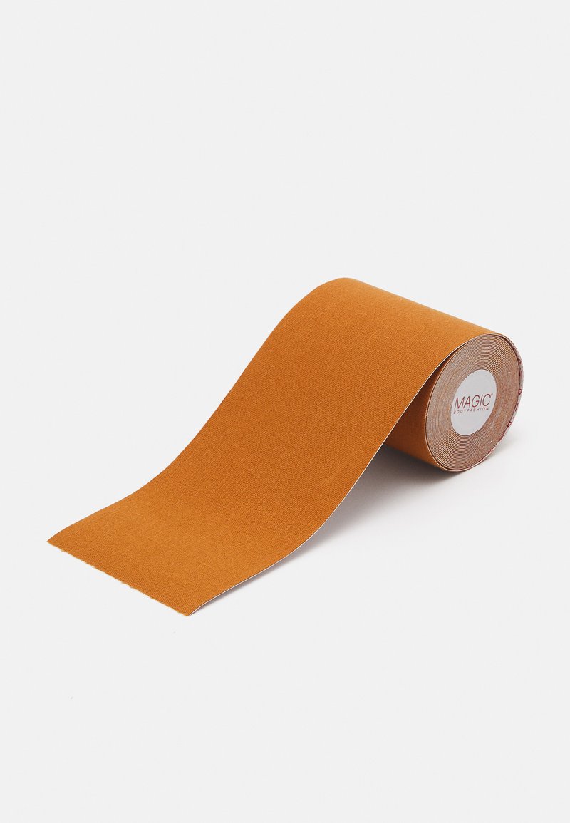 Fita adesiva de tecido laranja, enrolada, com textura suave e fundo em papel. A fita tem bordas retas e acabamento mate.