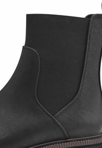 Bottines Chelsea noires avec une tige en cuir synthétique texturé et des panneaux latéraux élastiques. Semelle robustes avec un détail de finition contrastant.