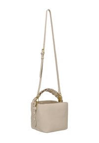 Bolso de mano de cuero beige con forma estructurada, que presenta un asa trenzada y una correa ajustable, acentuado con herrajes dorados y detalles de botones.