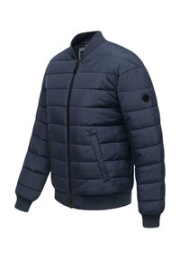 Tengerészkék puffajakó, vízszintesen tűzött dizájnnal, cipzáras záródással, bordázott gallérral, mandzsettával és derékrésszel, oldalsó zsebekkel.