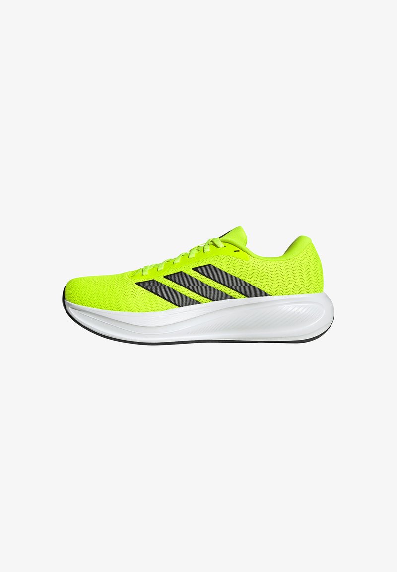 Neon-gelber Laufschuh mit schwarzen Streifen und weißer, gepolsterter Sohle, im Seitenprofil vor weißem Hintergrund gezeigt.