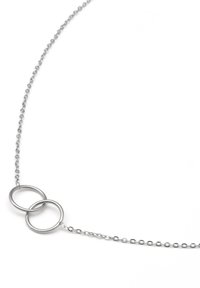 Collana in argento con due anelli intrecciati. Texture metallica liscia con un design semplice e circolare. Lunghezza regolabile.
