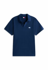 Polo de color azul marino hecho de algodón texturizado. Cuenta con un cuello estándar y un pequeño emblema en el pecho. Mangas cortas, ajuste clásico.