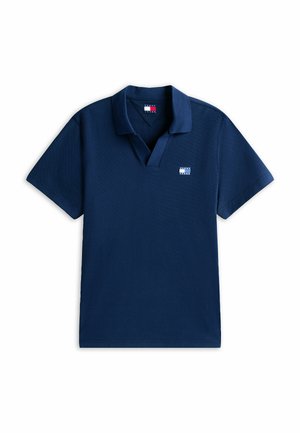 Polo bleu marine en coton texturé. Il présente un col standard et un petit emblème sur la poitrine. Manches courtes, coupe classique.