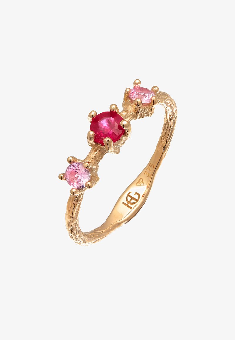 Bague en or présentant un design texturé et organique avec trois pierres précieuses : une rouge et deux roses, montées en sertissage griffes. Marquée « 375 ».