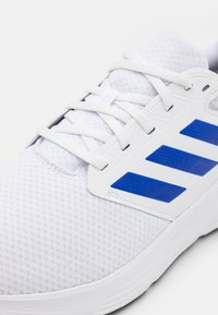 adidas Performance GALAXY 6 M - Chaussures de running sur route - footwear white/semi blue burst/semi spark
