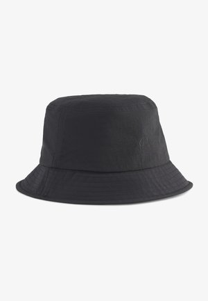 Sombrero tipo bucket de tela negra con ala ancha cosida y sutil logo bordado de Puma en el lateral.