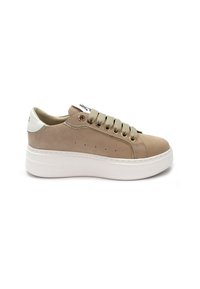 Sneaker in pelle beige con tallone bianco, pannelli laterali testurizzati e lacci piatti. Presenta una suola piatta bianca rialzata e perforazioni decorative.