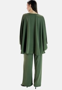Oliven grøn outfit med en løs, draperet top og matchende vide bukser. Fremstillet af blødt stof med en glat tekstur og minimal syning.
