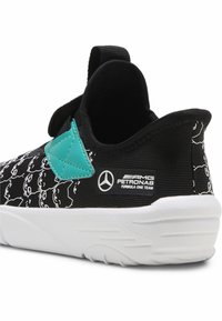 Sneaker nera con motivo grafico, dettaglio turchese e suola bianca. Presenta un logo per il team di Formula Uno AMG Petronas.