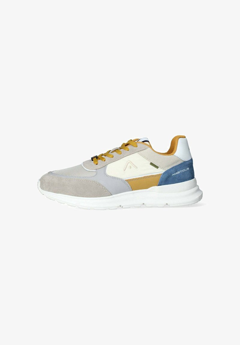 Suède en mesh sneaker in lichtgrijs, geel en blauw. Voorzien van een witte rubberen zool, accentstiksels en een logo aan de zijkant.