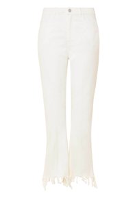 Jeans blancos acampanados con dobladillos deshilachados, con cierre de botón y trabillas para cinturón. Fabricados en tela de mezclilla, mostrando una textura suave.