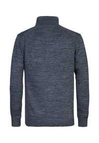 Suéter de punto en gris oscuro con un alto cuello, que presenta un patrón texturizado. Puños y dobladillo acanalados, mangas largas.