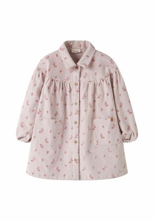 Robe à manches longues rose clair avec imprimé floral rouge, boutonnage devant, empiècement froncé, deux poches avant et col classique.
