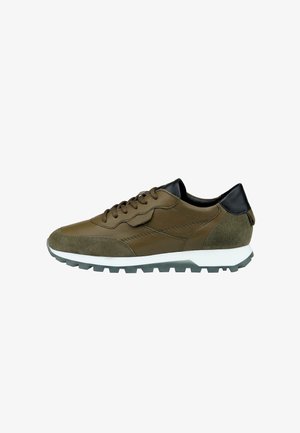 Sneaker in pelle e camoscio marrone con una suola intermedia bianca, tallone nero testurizzato e suola in gomma con un design del battistrada robusto.