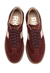 Burgundi ehtteised tossud kreemja nahaga aktsentidega, ümmargune varvas, siledad paelad ja tekstureeritud kummitald. "RKO" logo sisetallal.