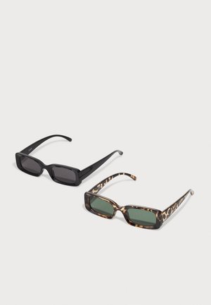 Mustad ristkülikukujulised prillid tumedate läätsede ja läikivate raamidega. Kilpkonnakujulised ristkülikukujulised prillid roheliste läätsede ja mustriliste peatoega.