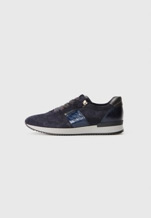 Baskets en daim bleu marine avec des accents texturés, des lacets à motifs, un détail zippé et une semelle en caoutchouc gris contrastant.