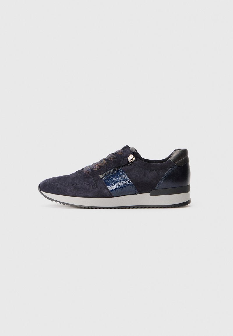 Sneaker in suede blu navy con dettagli testurizzati, lacci a fantasia, zip e suola in gomma grigia a contrasto.