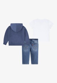 Tridelni komplet vključuje mornarsko kapuco s sprednjim žepom, belo majico in modre jeans kratke hlače z zadnjimi žepi in detajli šivanja.