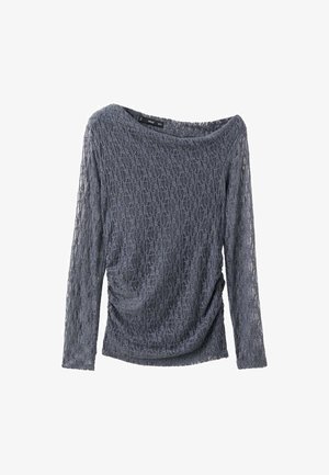 Siva čipkasta bluzica s dugim rukavima i dekolteom bez ramena, teksturiranim uzorkom, nabranošću na struku i opuštenim krojem.