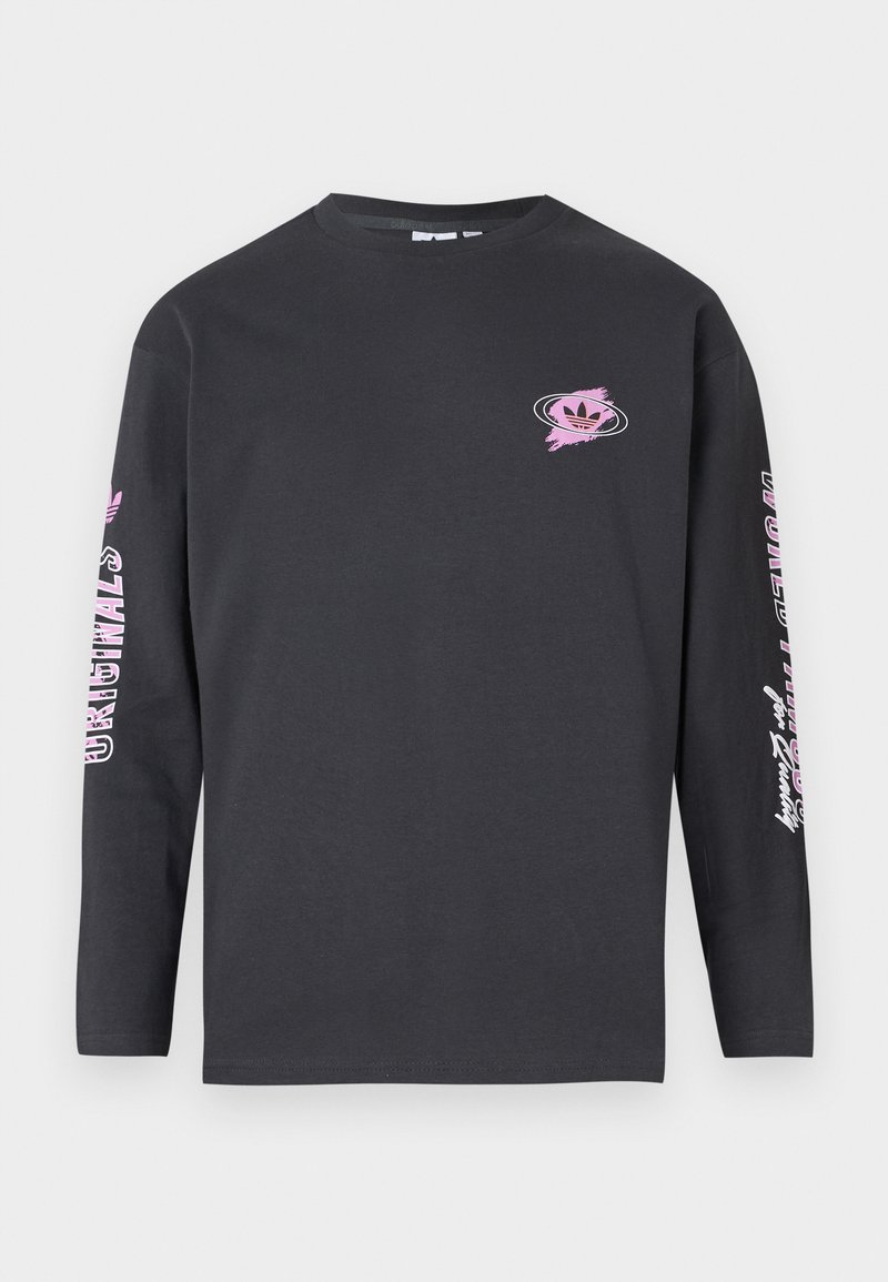Schwarzes Langarmshirt mit pinkem Adidas-Logo auf der Brust und pink-weißem "Originals" und "Worldwide" Text auf den Ärmeln.
