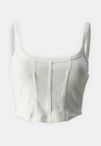 Découpe crop top blanc à côtes avec des larges bretelles, présentant des coutures verticales pour améliorer la forme, et une finition lisse et texturée.