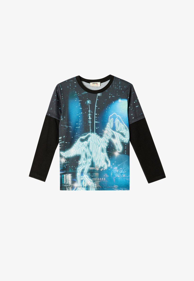 Langarm t-shirt met een gloeiende dinosaurus-skelet graphic op een blauwe en zwarte stadsachtergrond. Zwarte mouwen en een ronde halslijn.