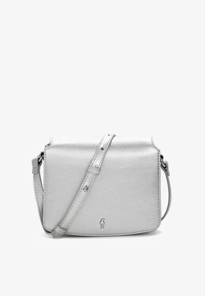 Jasnoszara torba na ramię wykonana z teksturowanej sztucznej skóry. Posiada zapięcie na klapkę, regulowany pasek oraz subtelne wytłoczone logo z przodu.