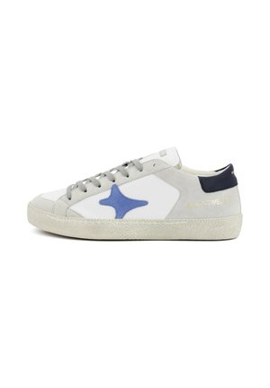 Sneaker bianca low-top con dettagli in suede grigio, logo a stella blu sul lato, lacci grigi e linguetta del tallone blu navy con scritta dorata "AUTO-Bi TIMELESS".