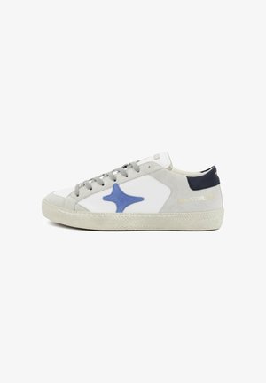 Sneaker bianca low-top con dettagli in suede grigio, logo a stella blu sul lato, lacci grigi e linguetta del tallone blu navy con scritta dorata "AUTO-Bi TIMELESS".