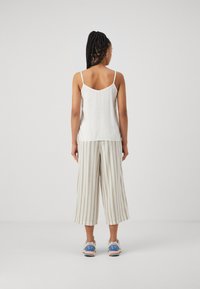 ONLY ONLASTRID SINGLET - Top - cloud dancer