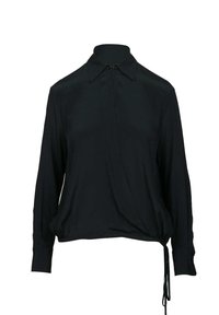 Blusa nera a maniche lunghe con colletto a punta, texture morbida, design avvolgente e chiusura laterale con cordino per una vestibilità regolabile.