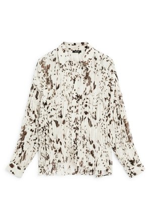 Langærmet skjorte i hvidt stof med brune abstrakte mønstre, med krave og plisseret struktur. Svagt buet kant forneden.