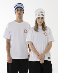 Weiße Baumwoll-T-Shirts mit rundem Logo in Orange, kombiniert mit schwarzen Hosen. Blaue und weiße Mützen mit Textdetails, getragen von Models.