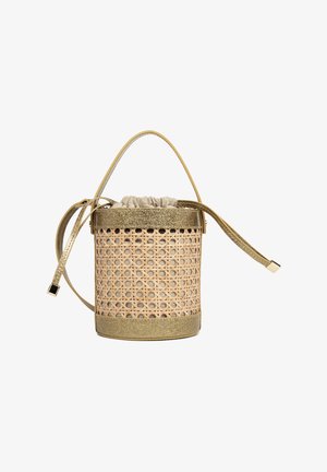 Petit sac seau beige tissé avec bordure pailletée dorée, une poignée supérieure, une bandoulière réglable, et une fermeture en tissu beige à cordon.