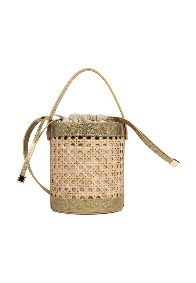Petit sac seau beige tissé avec bordure pailletée dorée, une poignée supérieure, une bandoulière réglable, et une fermeture en tissu beige à cordon.