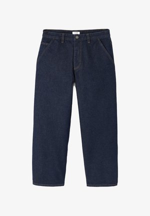 Jeans en denim bleu foncé avec une coupe droite, dotés de cinq poches, d'une fermeture à bouton à l'avant et d'une couture jaune contrastante.