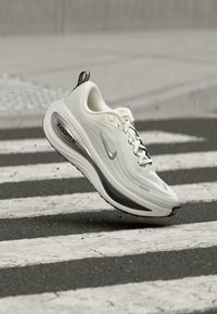 Επιλέχθηκε, summit white/mtlc silver-sail-anthracite-black